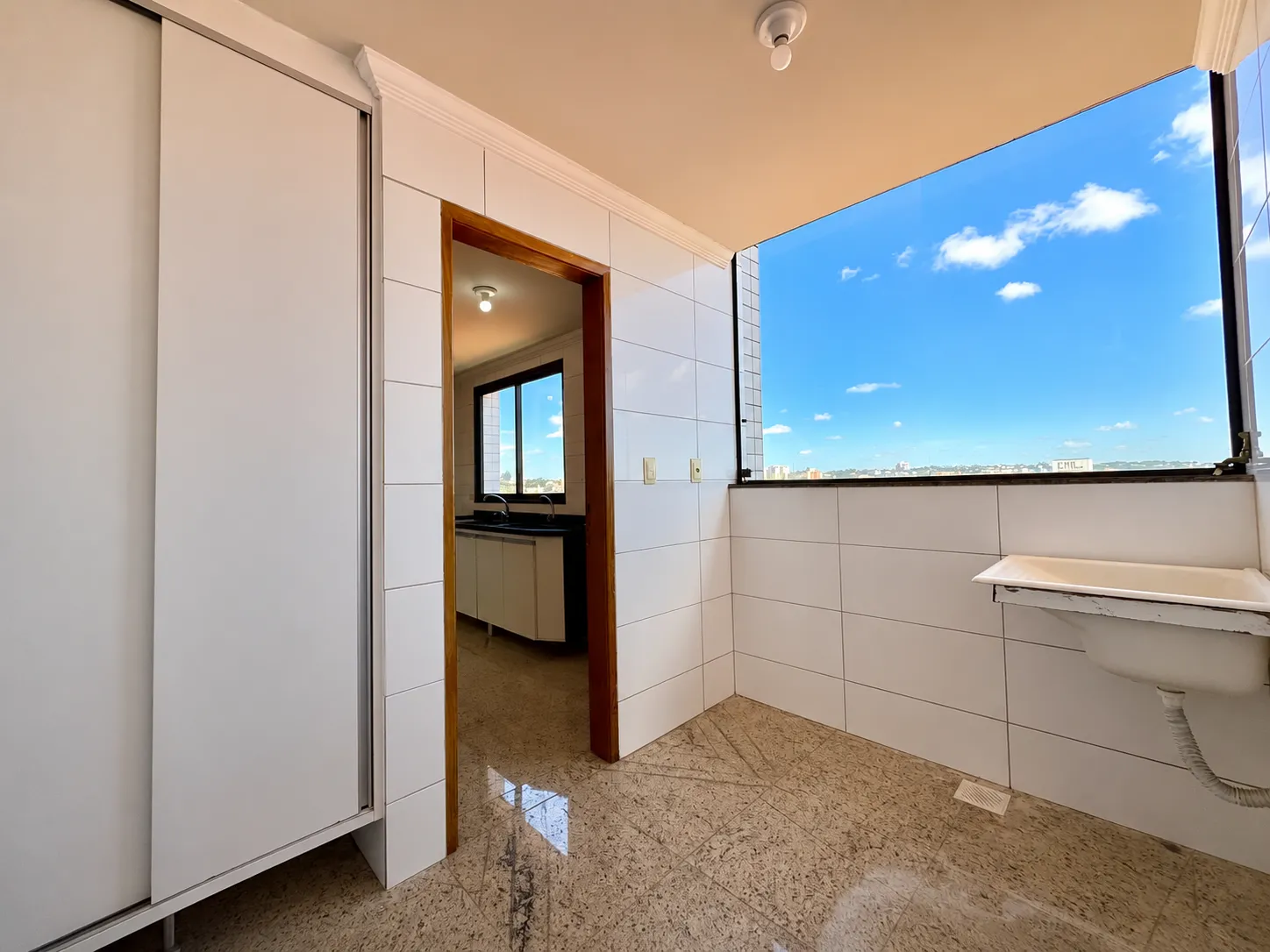 Área de serviço com armários e ventilação