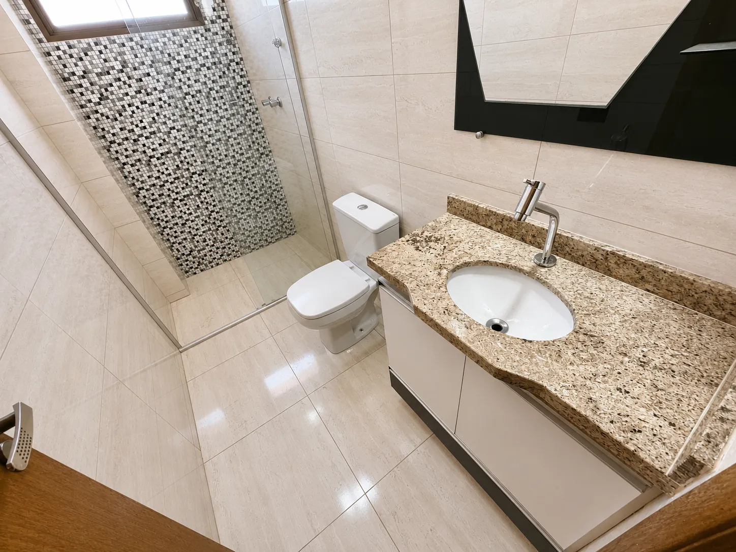 Banheiro da suíte principal com box e armário planejado
