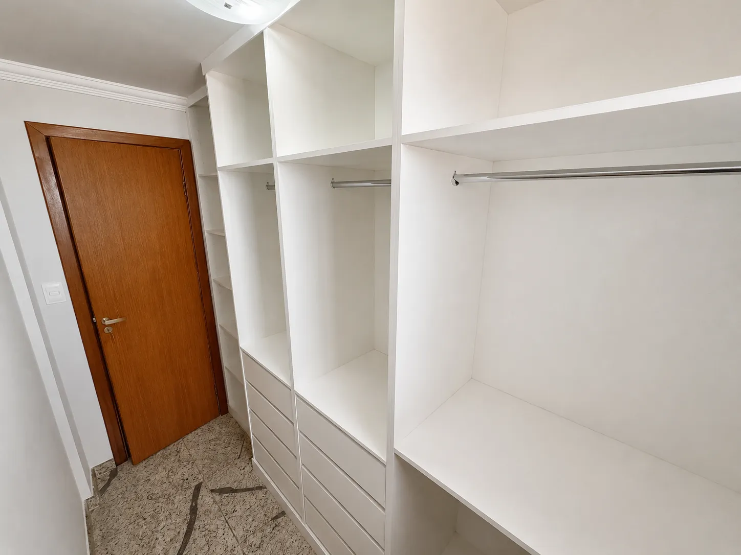 Closet planejado da suíte principal