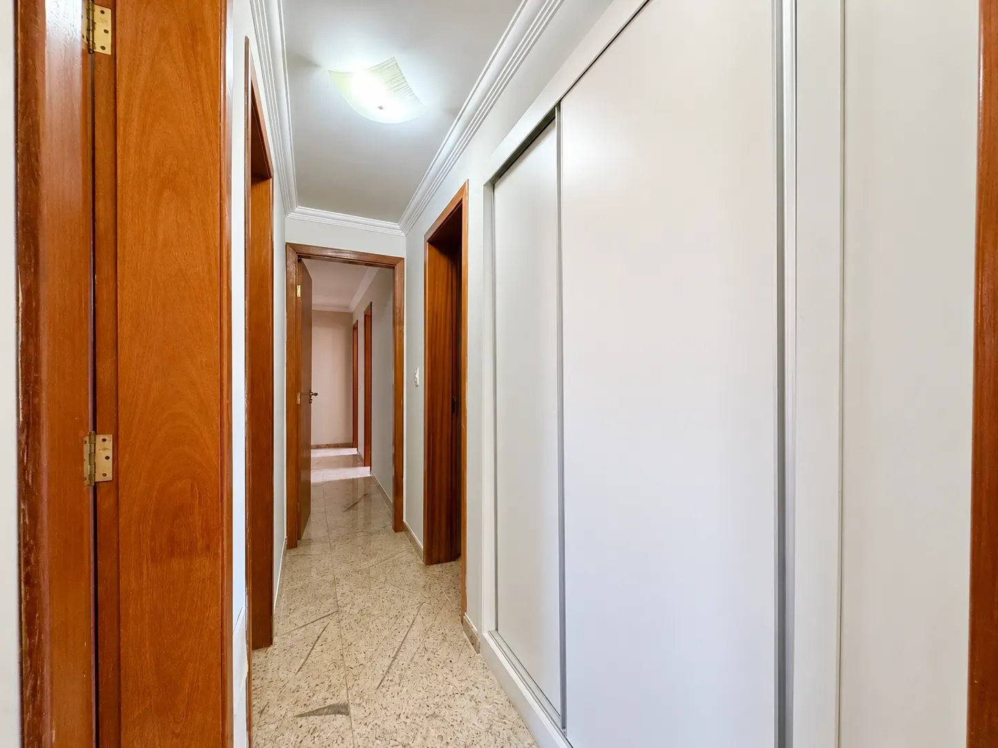 Corredor interno do apartamento