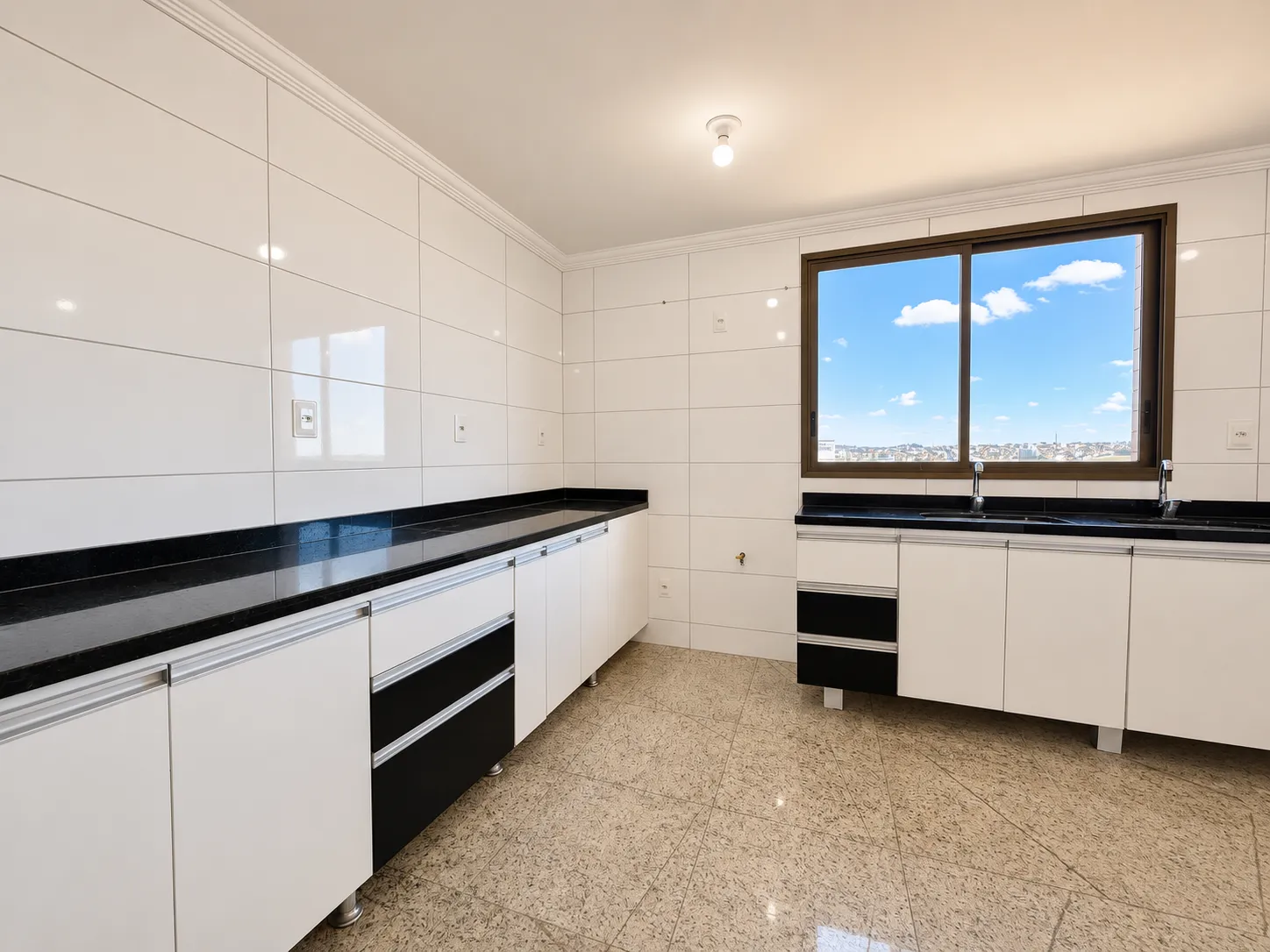 Cozinha com vista panorâmica para a cidade