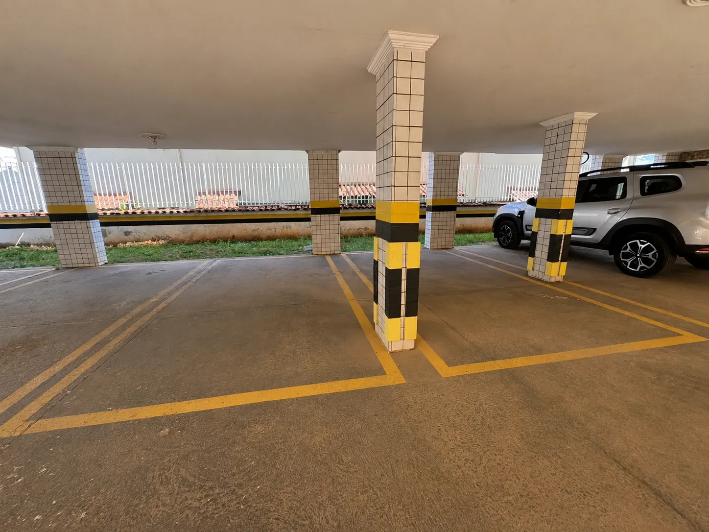 Garagem coberta com 2 vagas livres