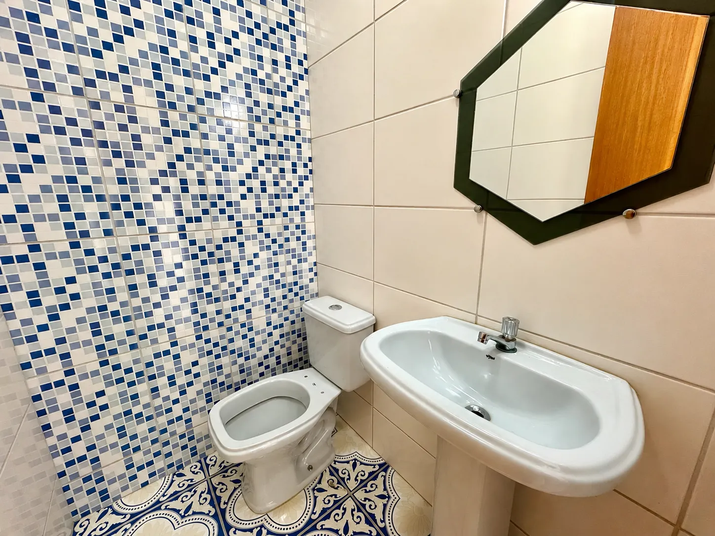 Lavabo social com acabamento refinado