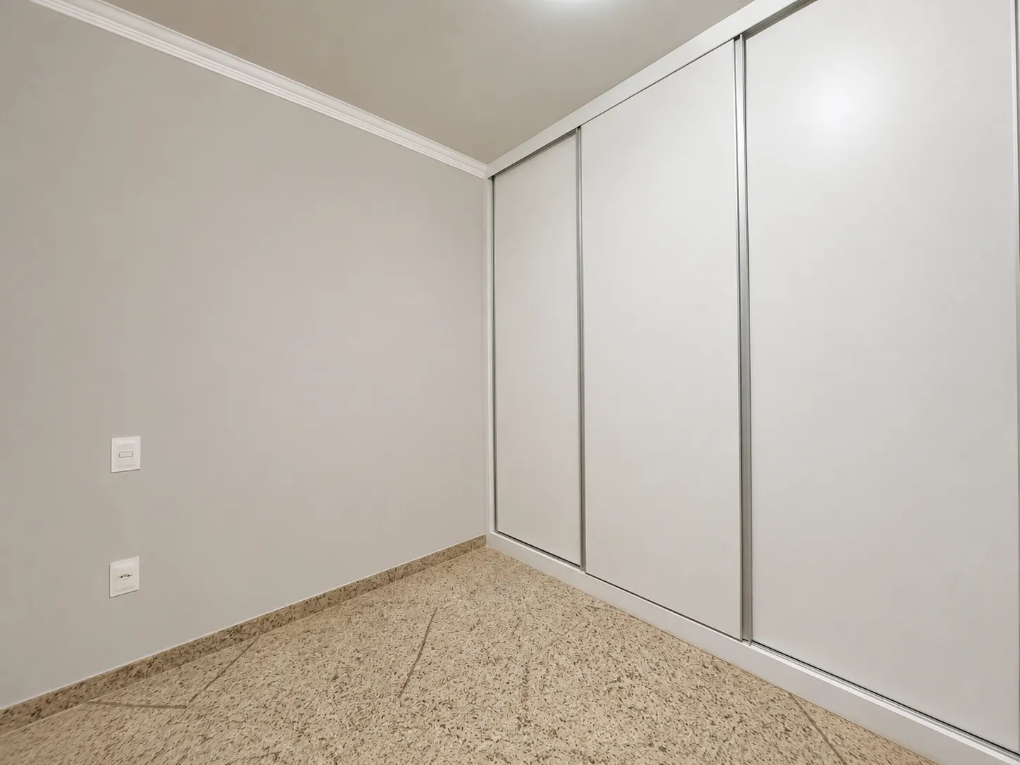 Quarto com piso polido