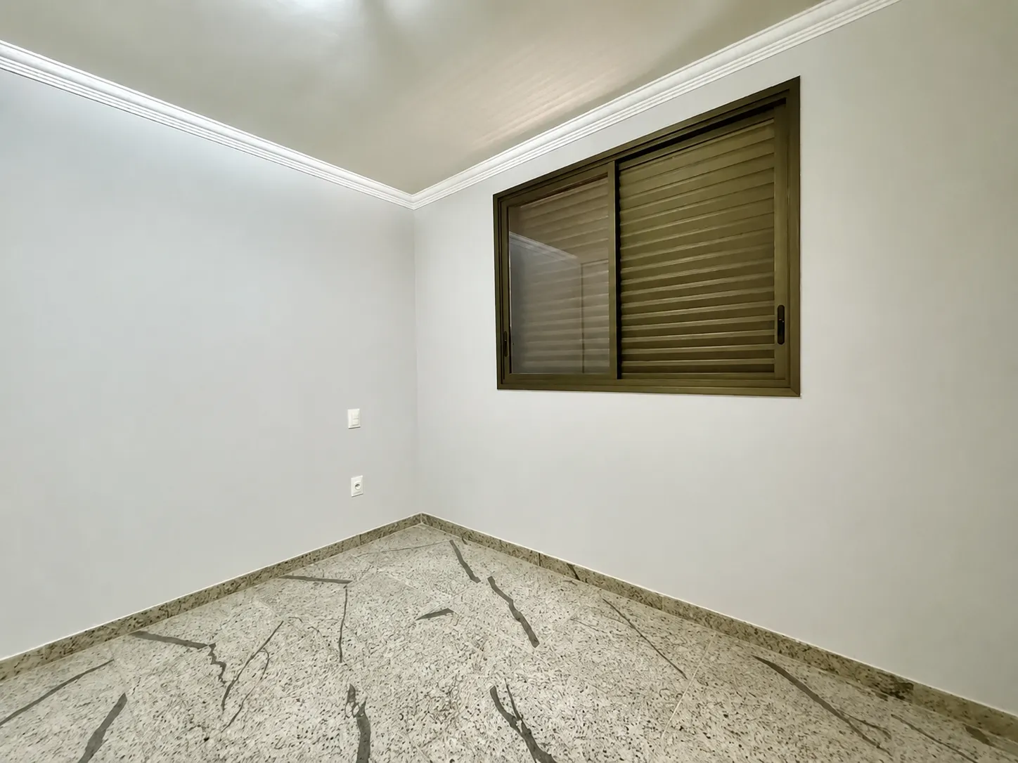 Segundo quarto suíte com janela ampla