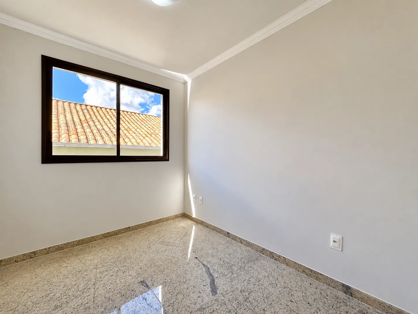 Quarto com acabamento de alto padrão