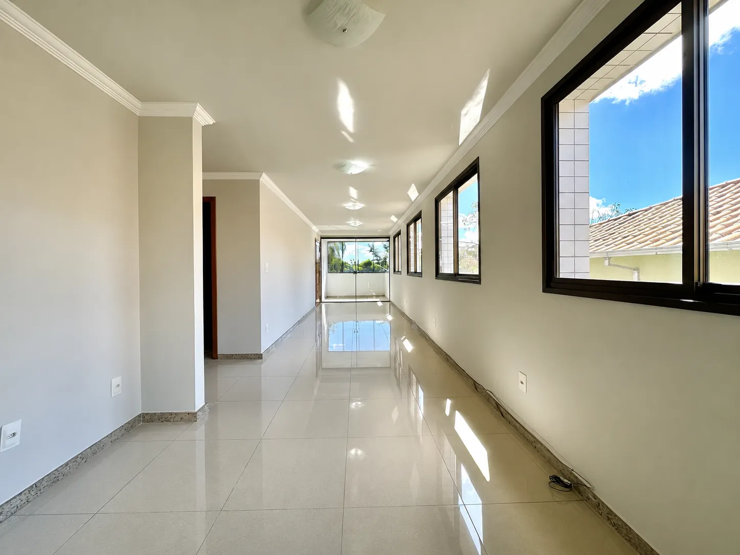 Sala de estar com vista para a varanda envidraçada