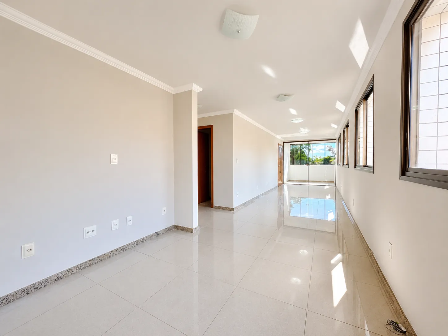 Sala ampla para três ambientes — perspectiva geral