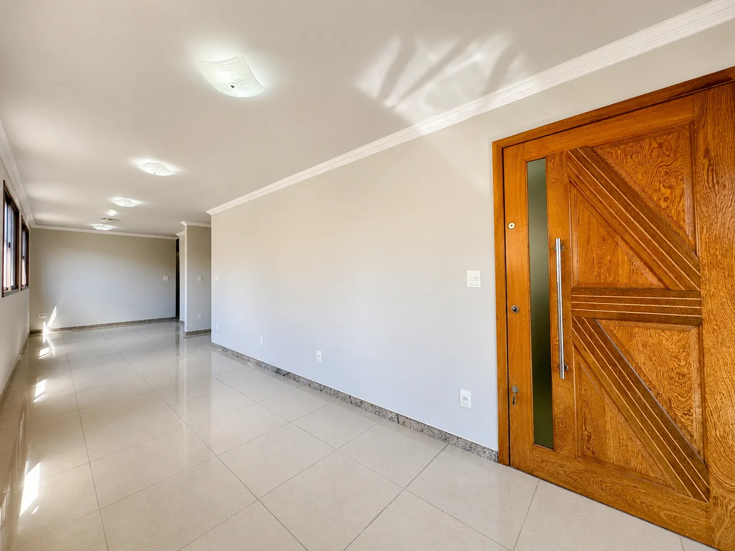 Vista geral da sala mostrando a integração dos ambientes