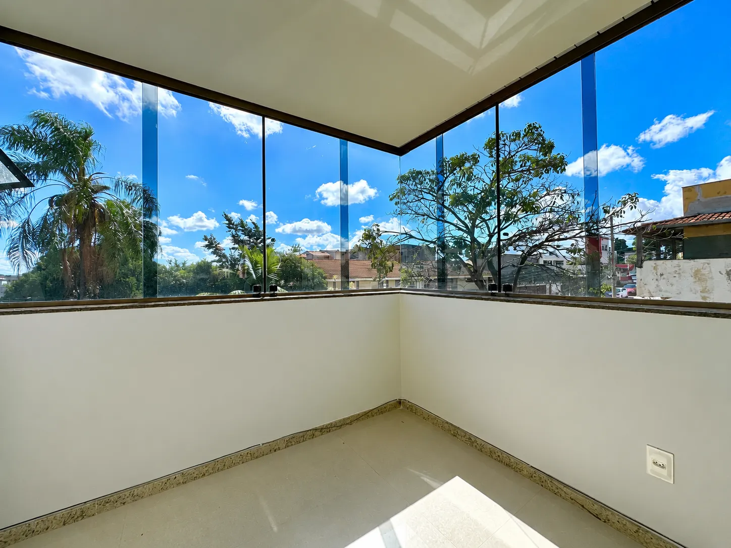 Varanda envidraçada com vista panorâmica da Pampulha