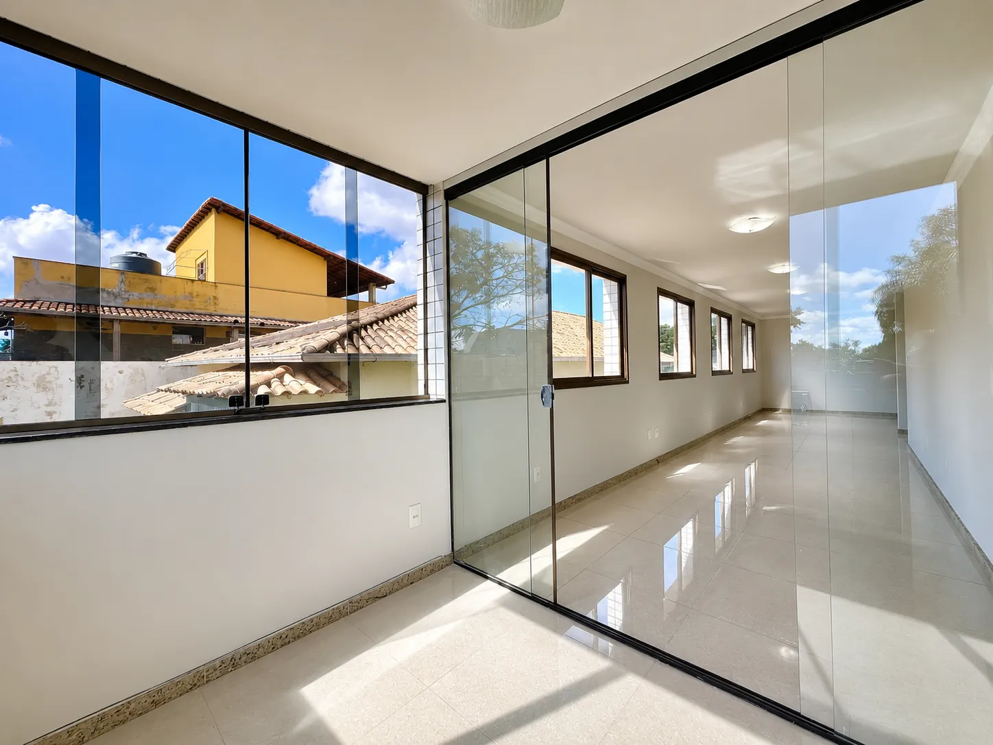 Varanda com iluminação natural e acesso à sala